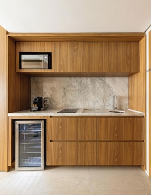 Estudio superior, 1 cama matrimonial, cocina (24 m) | Cocina privada | Cafetera de espresso y cafetera y tetera