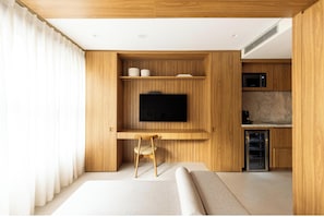 高級開放式客房, 1 張標準雙人床, 私人浴室 | 低過敏寢具、筆電工作空間、免費無線上網、床單