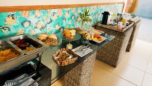 Un buffet proposant une variété de plats et agrémenté d’un mur décoratif.