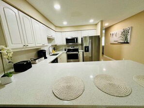 Een koelkast, een magnetron, een oven, een kookplaat