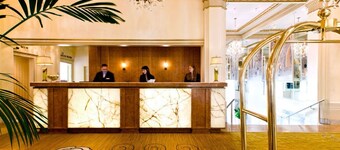 Glamourous Premier Suite Stay Near Shops and Eats
