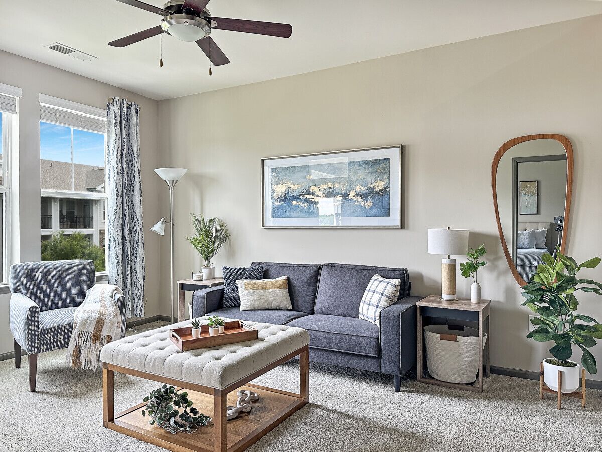 Smart TV, chimenea, videojuegos y oficina 