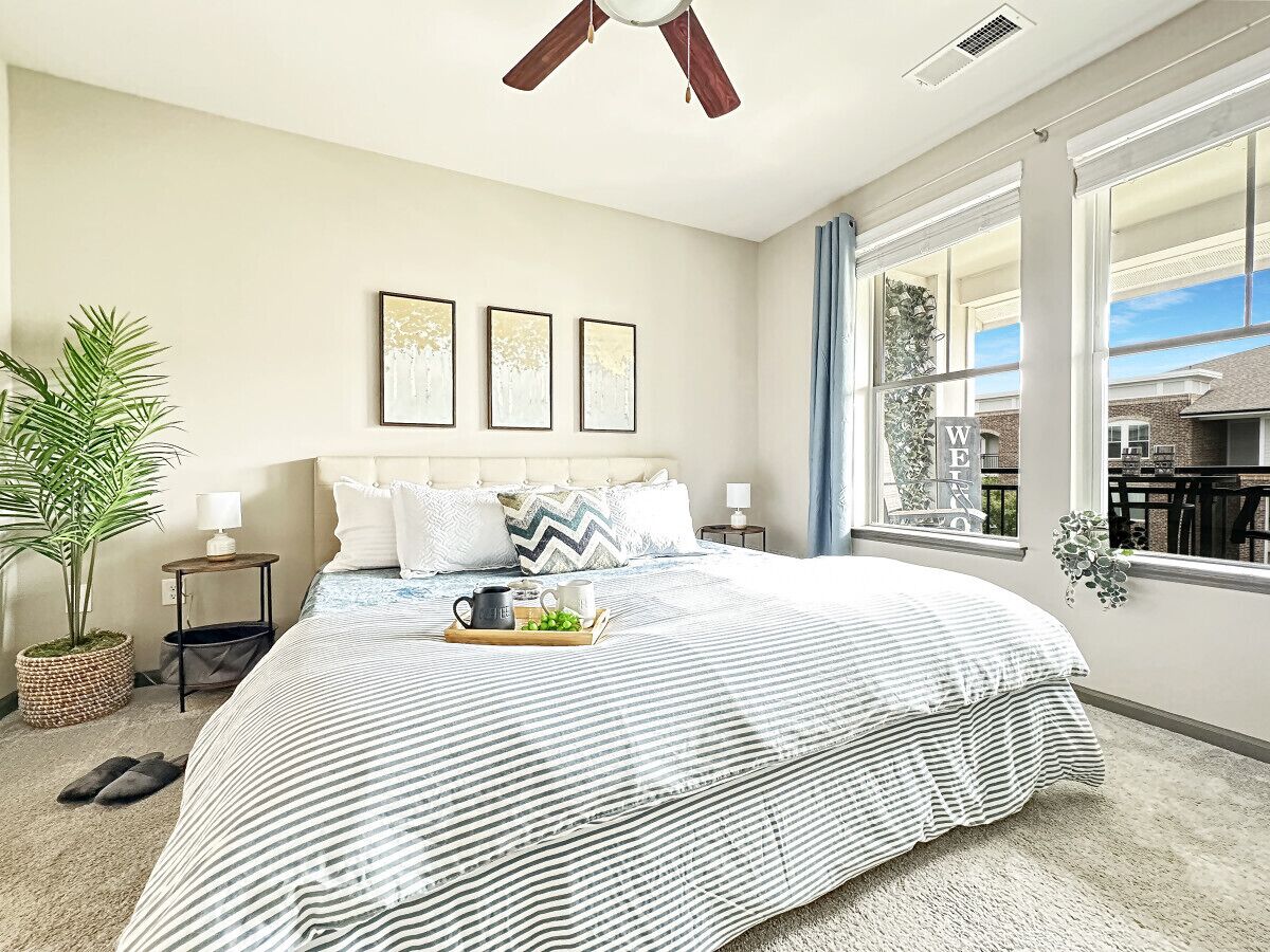 1 habitación, escritorio, tabla de planchar con plancha y cuna de viaje 