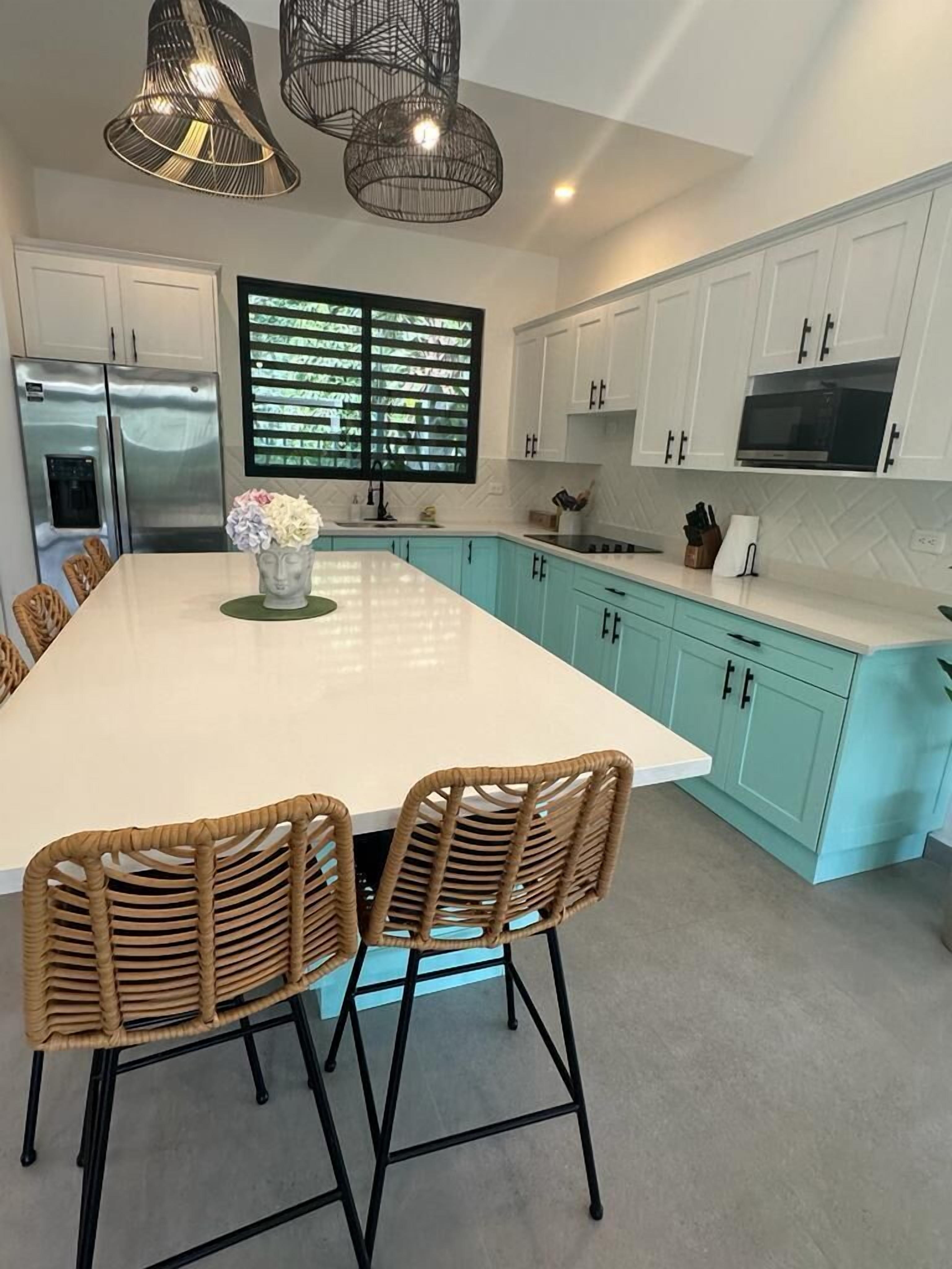 Refrigerador con freezer, microondas, placa de cocina