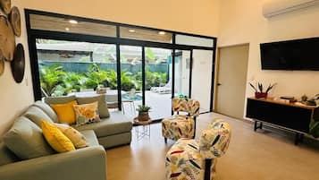 Family House, 3 Bedrooms, Private Pool, Garden View | Living room