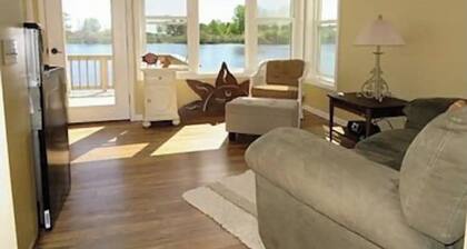 Steps from the Au Sable! Riverview cottage just minutes from Downtown Oscoda