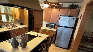 Kylskåp, mikrovågsugn, ugn och spishäll