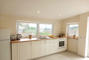 Fridge, oven, stovetop, dishwasher - Cosy House in Cannes (Le Cannet)
