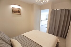 2 Schlafzimmer, BĂŒgeleisen/BĂŒgelbrett, Reisekinderbett, WLAN