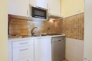 Frigorifero, microonde, piano cottura, lavastoviglie