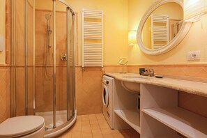 Shower, hair dryer, bidet, towels - Apartments Florence - Dante's View-Piazza Santa Croce (Firenze)