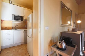 Réfrigérateur, micro-ondes, plaque de cuisson, lave-vaisselle