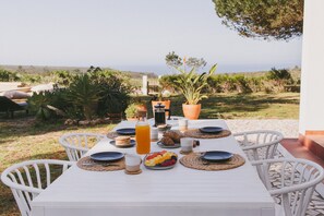 Outdoor dining - 4 Bedroom Villa in Aljezur (Aljezur)