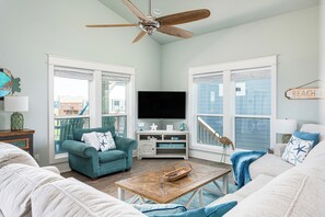Smart TV, books - Steps to Beach, Hot Tub, Gulf & Beach Views, Tiki Bar, Grill, Dogs, Games (Bolivar Peninsula)