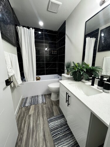 Cozy & Stylish 2 Bedroom Basement Apartment in SW Edmonton