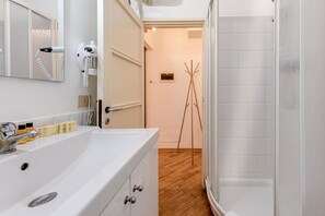 Shower, free toiletries, hair dryer, bidet