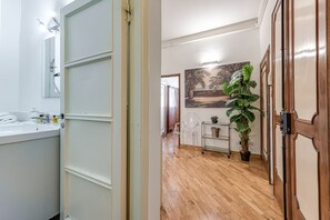 Bruser, hårtørrer, bidet, håndklæder