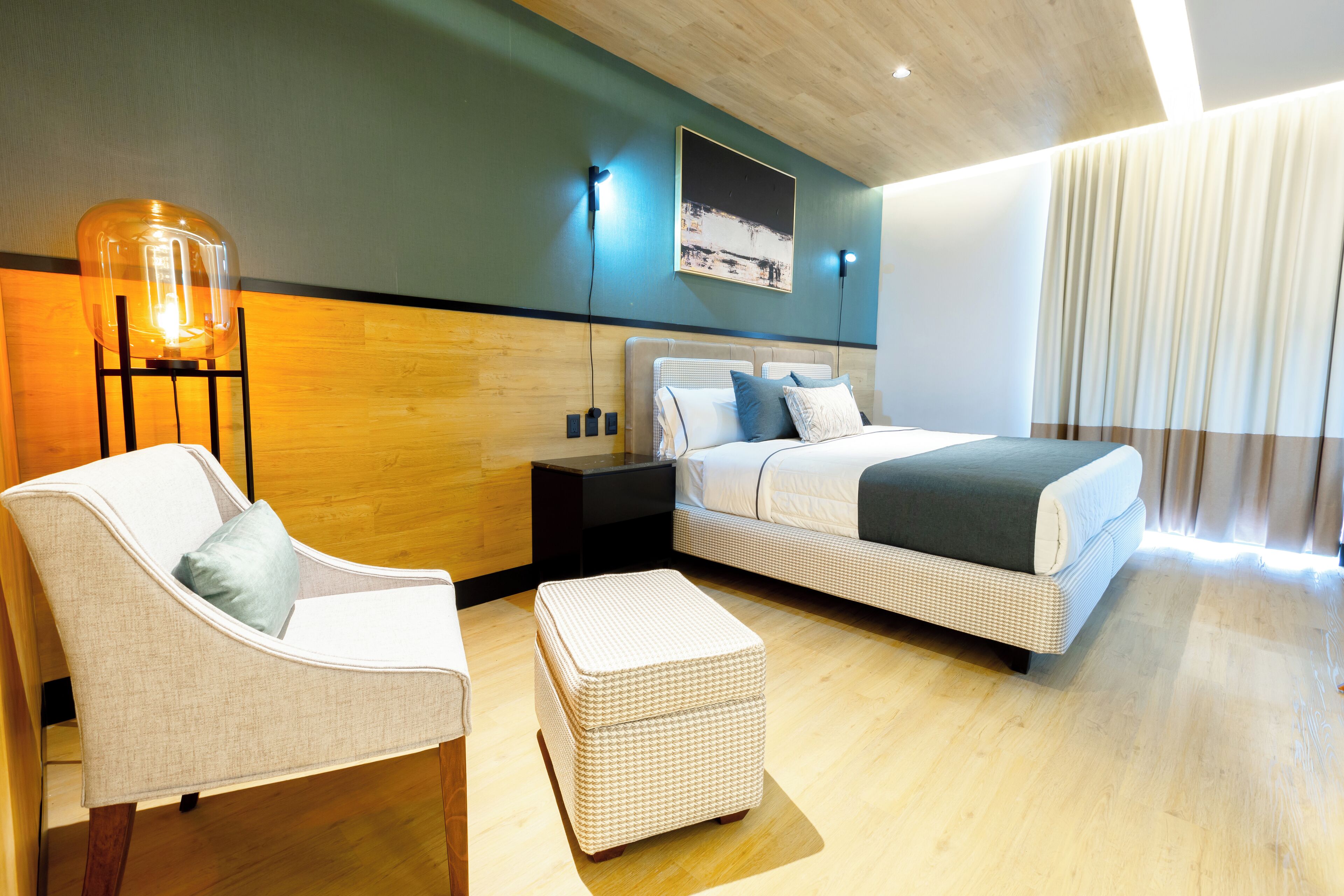 エグゼクティブ ルーム キングベッド 1 台 冷蔵庫 | 高級寝具、羽毛の掛け布団、セーフティボックス (室内)、デスク