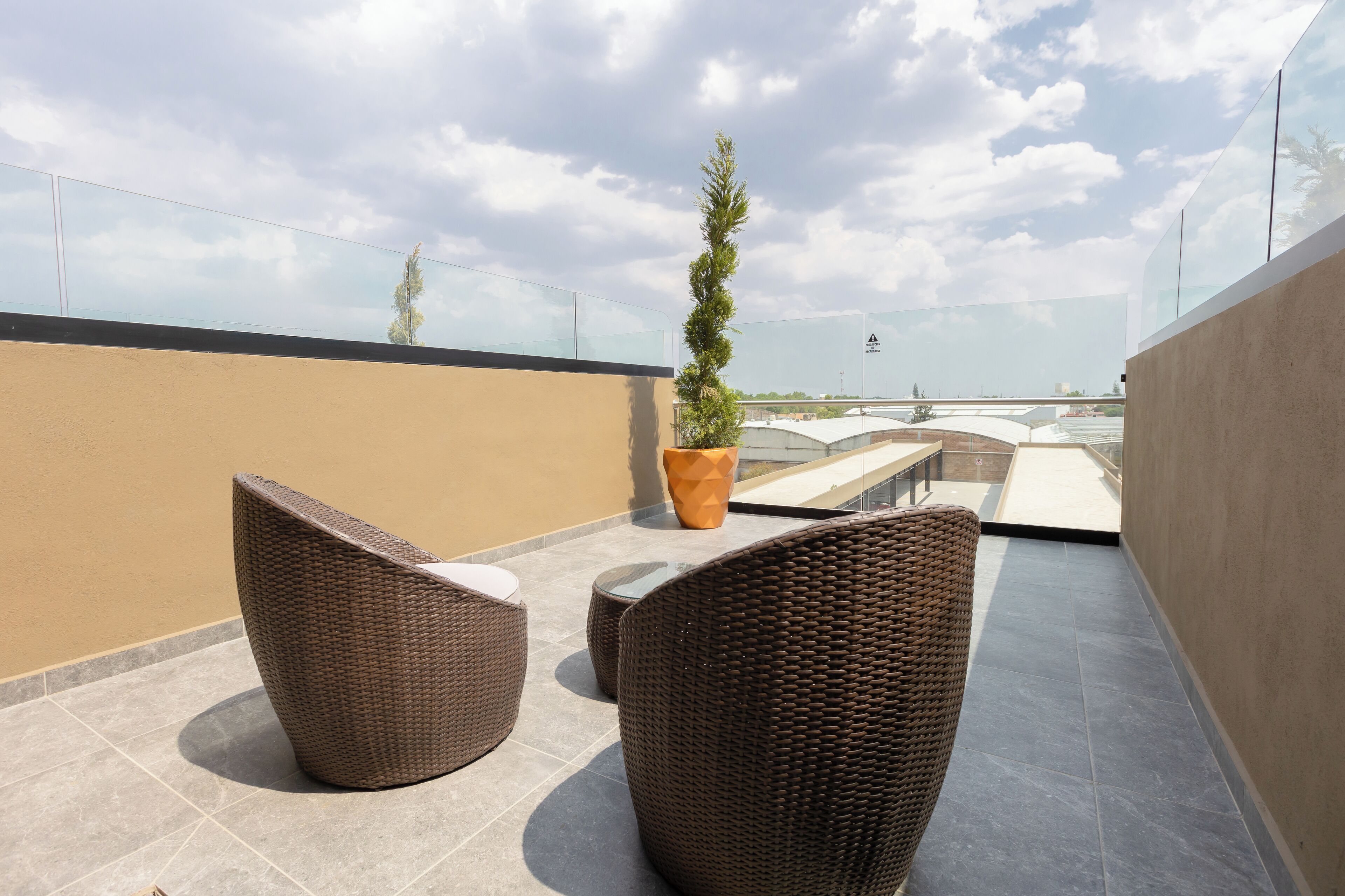 Rom – junior | Sengetøy av topp kvalitet, dundyner, safe på rommet og skrivebord