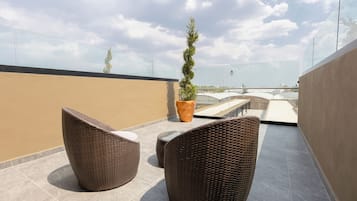 Rom – junior | Sengetøy av topp kvalitet, dundyner, safe på rommet og skrivebord