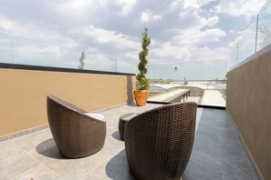 Rom – junior | Sengetøy av topp kvalitet, dundyner, safe på rommet og skrivebord