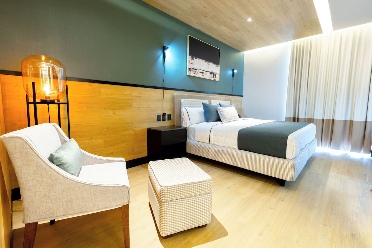 Chambre Exécutive, 1 trÚs grand lit, réfrigérateur
