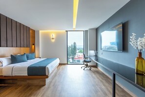 Ein modernes Schlafzimmer mit einem Bett, Nachttisch und einem großen Fenster mit Blick auf die Stadt.