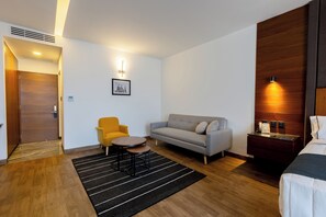 Rom – superior, byutsikt | Oppholdsområde | En 55-tommers smart-TV med kabel-kanaler