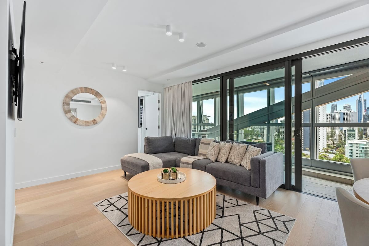 Smart TV 55 cm con canali digitali, Netflix, servizi in streaming