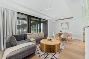 Appartement supérieur, 2 chambres, vue sur l’océan | Aire de séjour | Téléviseur connecté de 55 cm avec télévision numérique, Netflix