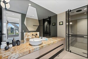 Een douche, een haardroger, handdoeken