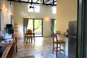 Fridge, oven, stovetop, coffee/tea maker