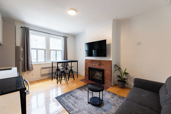 Living area - Fully Renovated Co-living Apartments Near Renowned Universities (Montréal)