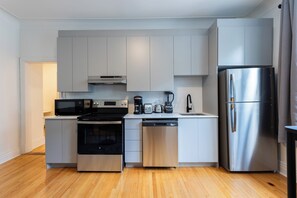 Private kitchen - Fully Renovated Co-living Apartments Near Renowned Universities (Montréal)