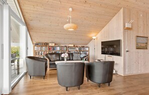 Smart TV, DVD player, stereo - 3 bedroom awesome home in Faaborg (Faaborg)