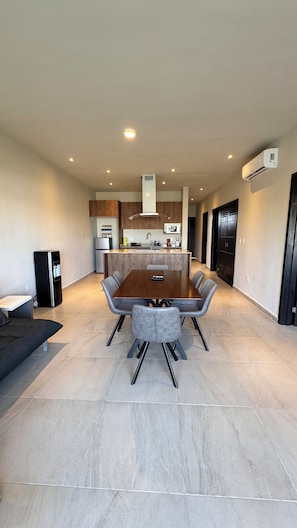 Premium appartement, 3 slaapkamers, balkon | Privékeuken | Een koelkast/vriezer, een magnetron, een koffiezetapparaat/waterkoker