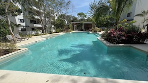 Piscina externa, guarda-sóis, espreguiçadeiras