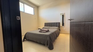 Apartamento premium, 3 quartos, sacada | 3 quartos, roupas de cama premium, edredons de pluma, cortinas blackout