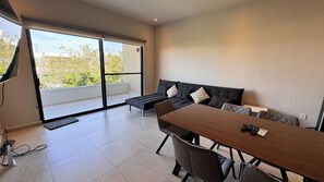 Apartamento Premium, 3 habitaciones, balcón | Zona de estar | Smart TV de 42 pulgadas con canales digitales, Netflix