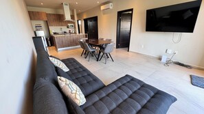 Apartamento premium, 3 quartos, sacada | Área de estar | Smart TV 42 polegadas com canais digitais, Netflix