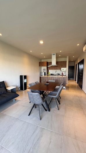 Premium appartement, 3 slaapkamers, balkon | Woonruimte | Een 42-inch smart-tv met digitale zenders, Netflix en streamingdiensten
