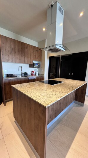 Apartamento Premium, 3 habitaciones, balcón | Cocina privada | Frigorífico grande, microondas, cafetera o tetera y arrocera