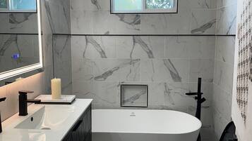 Een douche, een haardroger, handdoeken, zeep