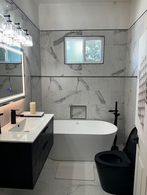 Douche, sèche-cheveux, serviettes fournies, savon