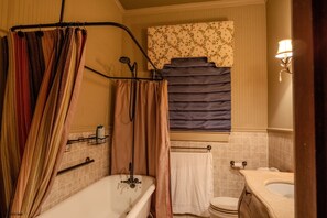 Hair dryer, towels, soap, shampoo - Historic Getaway (Memphis)