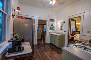 Fridge, microwave, oven, stovetop - Historic Getaway (Memphis)