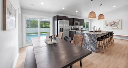This house is a 6 bedroom(s), 3 bathrooms, located in Green Bay, WI.