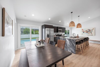 This house is a 6 bedroom(s), 3 bathrooms, located in Green Bay, WI.