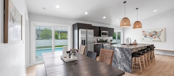 This house is a 6 bedroom(s), 3 bathrooms, located in Green Bay, WI.
