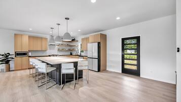 Kjøleskap, mikrobølgeovn, ovn og kokeplater